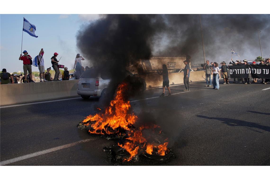 Streik in Israel aus Solidarität mit den Hamas-Geiseln Israelische Demonstranten blockieren eine Straße bei einem Protest.