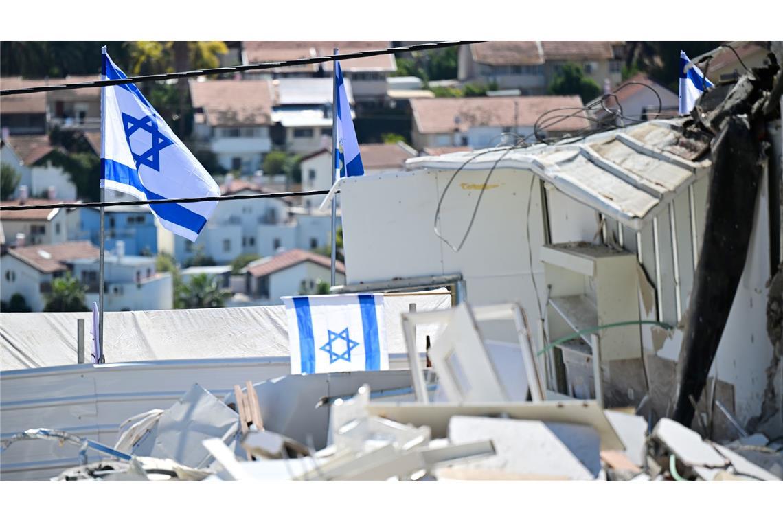 Israelische Fahnen an Ort eines iranischen Raketenangriffs in Beit Schemesch.