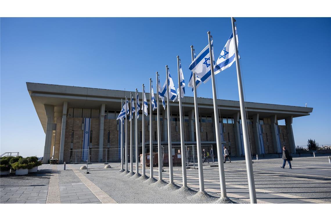 Israelische Fahnen wehen vor der Knesset, dem Einkammerparlament des Staates Israel (Symbolbild).