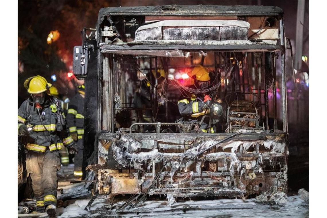 Keine Entspannung in Sicht - neue Angriffswelle in Israel Israelische Feuerwehrleute untersuchen einen völlig ausgebrannten Bus, nachdem dieser von einer Rakete getroffen worden war. Foto: Oren Ziv/dpa