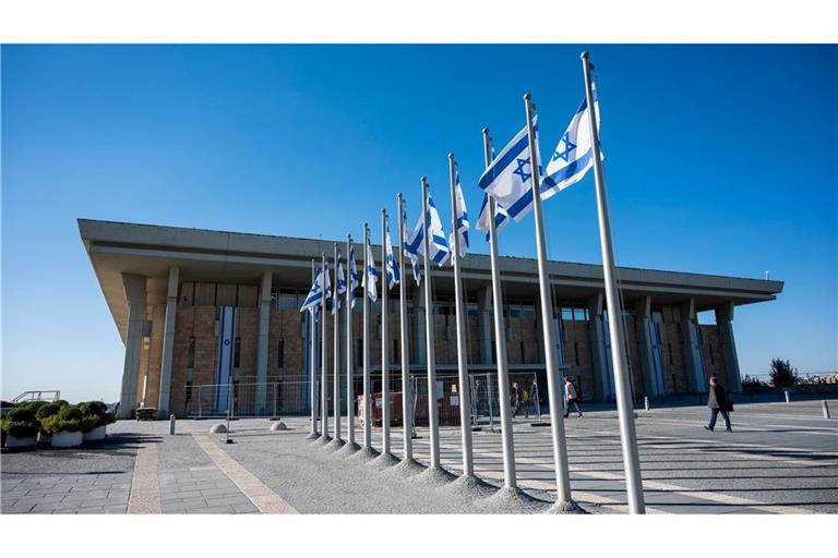 Israelische Flaggen wehen vor dem Parlamentsgebäude in Jerusalem.