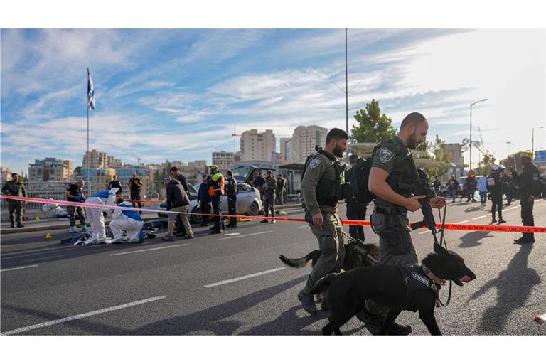 Israelische Grenzpolizisten sichern den Ort des Anschlags.