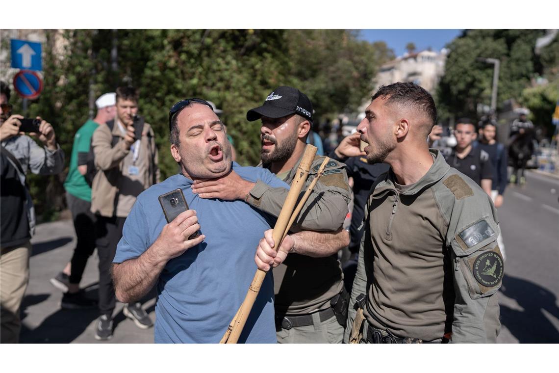 Israelische Medien berichteten von Polizeigewalt bei Protestkundgebungen in Israel.