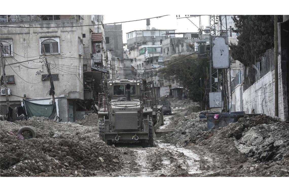 Arabische Staaten wollen sich bei Gipfel zu Trumps Gaza-Plan abstimmen Israelische Militärbulldozer zerstören die Infrastruktur im Lager Tulkarem im Westjordanland. Mehrere arabische Staaten wollen zu einem Gipfel zusammenkommen und über die Zukunft Gazas sprechen (Archivfoto).
