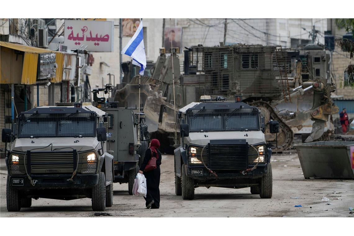 Neue US-Regierung sieht Nahen Osten am "Wendepunkt" Israelische Militärfahrzeuge bewachen eine Straße in Dschenin. Die Stadt gilt als Hochburg militanter Palästinenser.