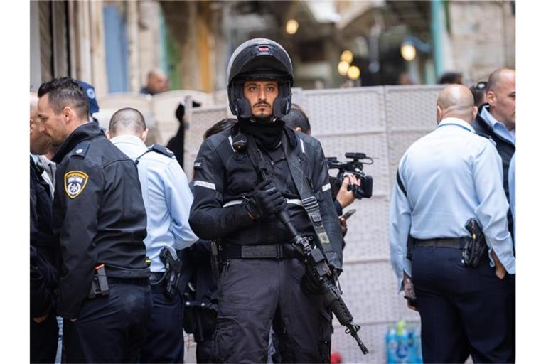 Israelische Polizeibeamte versammeln sich in der Nähe des Ortes des Anschlags in der Jerusalemer Altstadt. Foto: JINI/XinHua/dpa