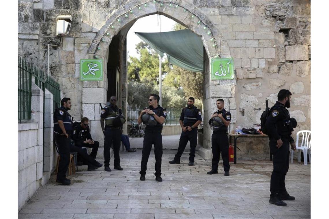 Israelische Polizisten stehen auf dem Gelände der Al-Aksa-Moschee in der Altstadt von Jerusalem (Archiv). Foto: Oded Balilty/AP/dpa