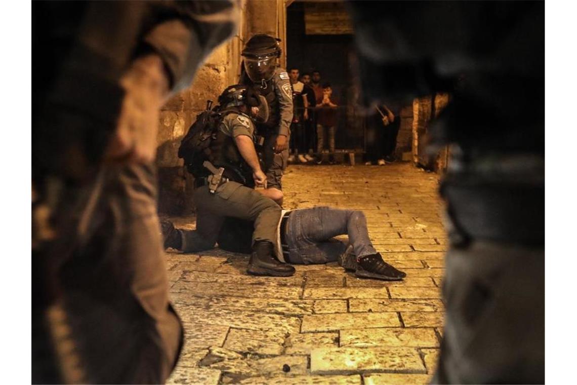 Israelische Sicherheitskräfte nehmen bei Zusammenstößen in der Altstadt von Jerusalem einen Mann fest. Foto: Ilia Yefimovich/dpa