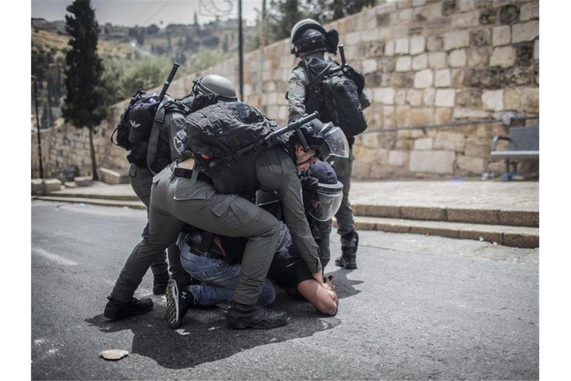 Massive Raketenangriffe: Israel antwortet mit Luftschlag Israelische Sicherheitskräfte nehmen einen palästinensischen Demonstranten fest. Foto: Ilia Yefimovich/dpa
