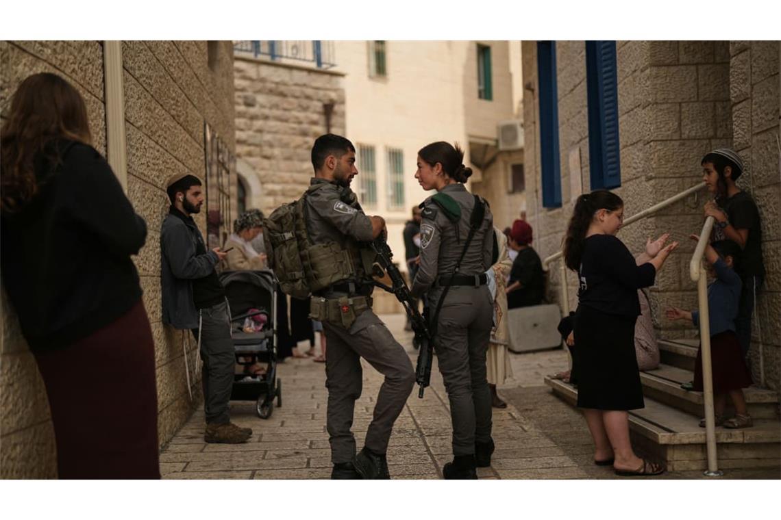 Israelische Siedler und Grenzpolizisten während der israelischen Parlamentswahlen im Westjordanland vor einem Wahllokal.