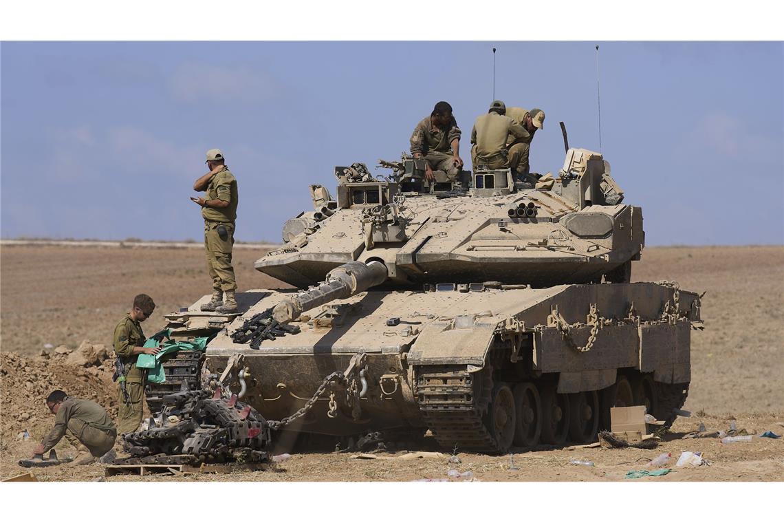 Israel veröffentlicht Liste freizulassender Häftlinge - Barghuti nicht darunter Israelische Soldaten arbeiten an einem Panzer. (Archivbild)