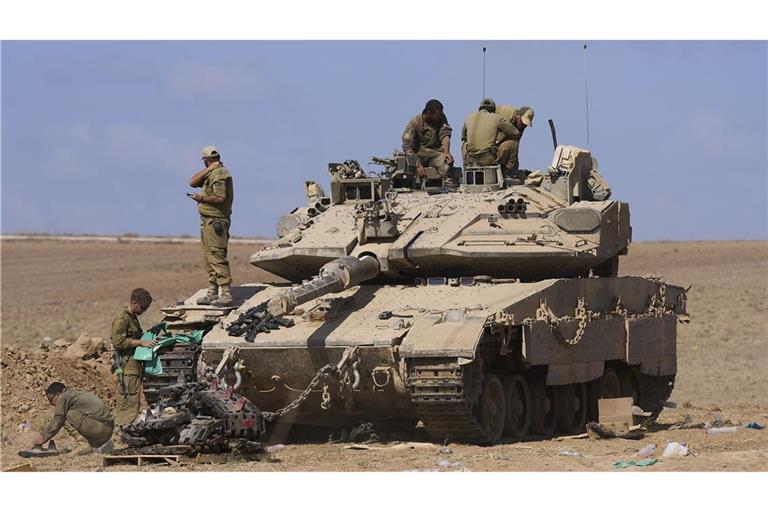 Israelische Soldaten arbeiten an einem Panzer. (Archivbild)