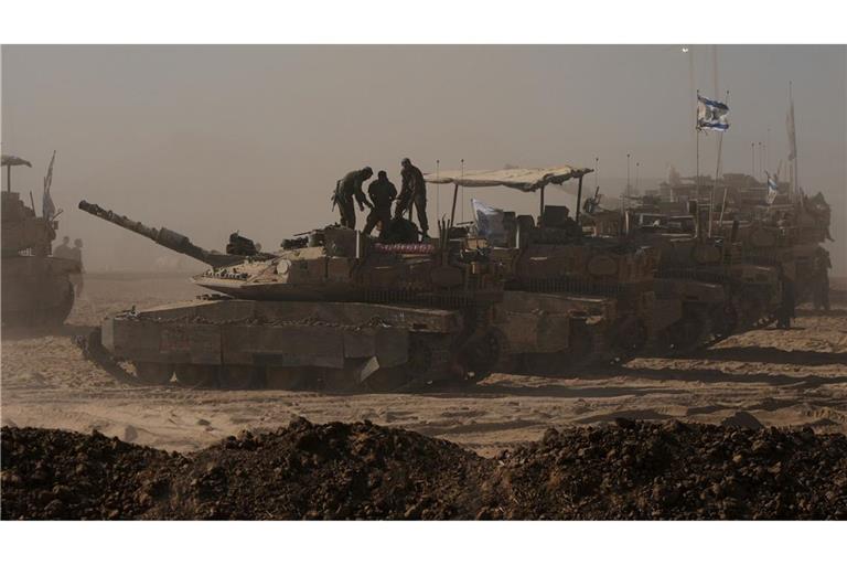 Israelische Soldaten auf dem Dach eines Panzers an der Gaza-Grenze.