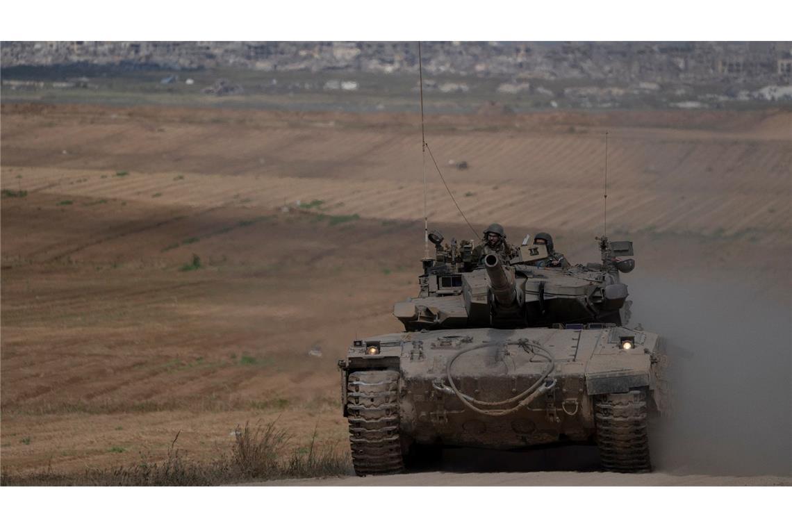 Israelische Soldaten auf einem Panzer nahe der Grenze zwischen Israel und Gaza.