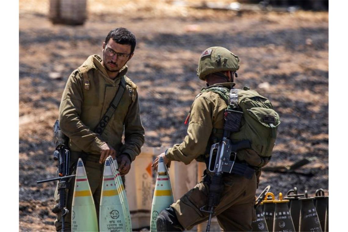 Israel greift Hamas-Tunnel an - Feuerpause nicht in Sicht Israelische Soldaten bereiten nahe der Stadt Sderot Granaten vor. Foto: Ilia Yefimovich/dpa