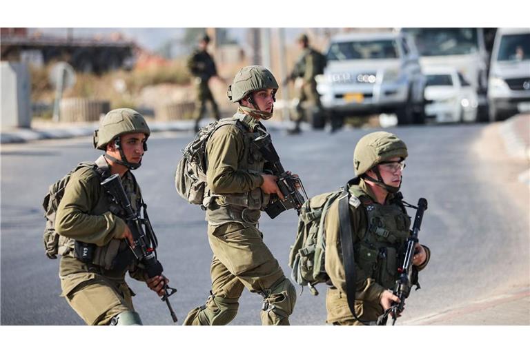 Israelische Soldaten blockieren eine Straße im Westjordanland (Archivfoto).