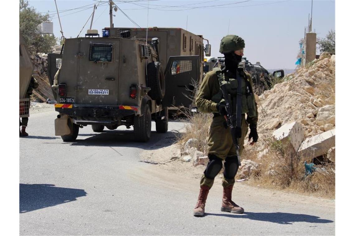 Israel verlegt nach Tötung eines Soldaten Truppen Israelische Soldaten in einem Dorf nahe der Stadt Bethlehem im Westjordanland. Foto: Mosab Shawer/APA Images via ZUMA Wire