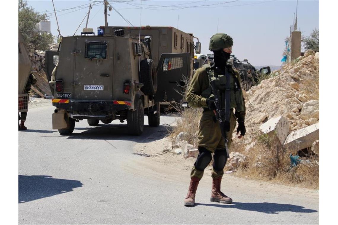 Israelische Soldaten in einem Dorf nahe der Stadt Bethlehem im Westjordanland. Foto: Mosab Shawer/APA Images via ZUMA Wire