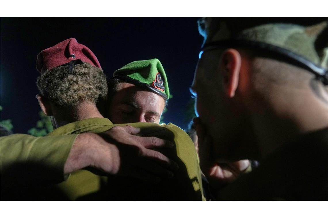 Bilder des Tages Israelische Soldaten nehmen an der Beerdigung des im Gazastreifen getöteten Kameraden Staff Sergeant Itay Yavetz teil.