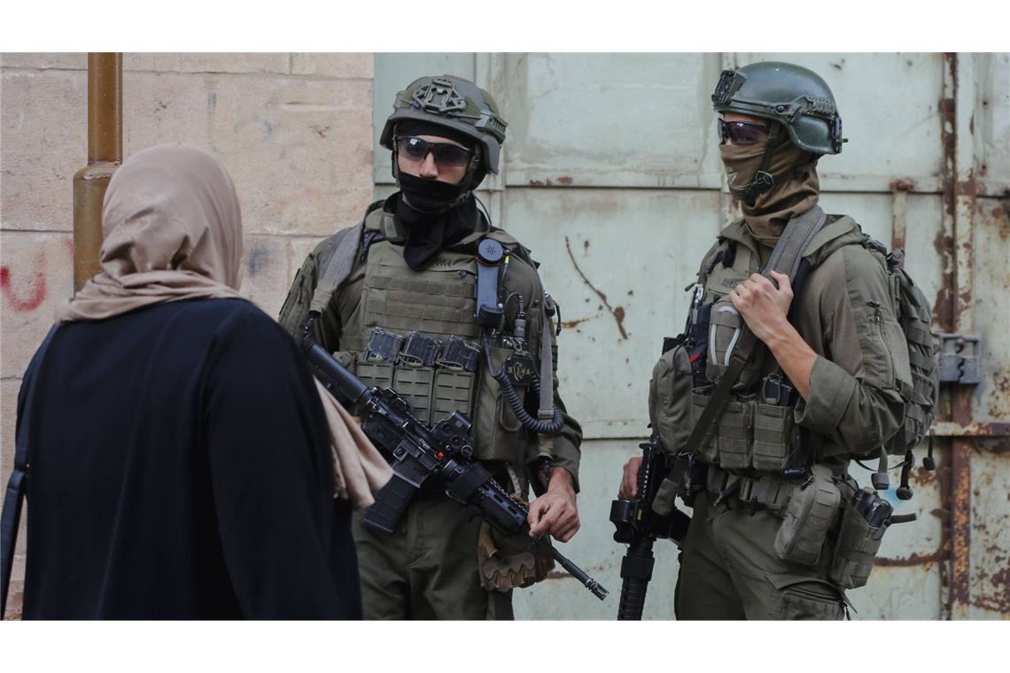 Israels Armee will Waffenruhe wieder einhalten Israelische Soldaten patrouillieren die Straßen in Hebron.