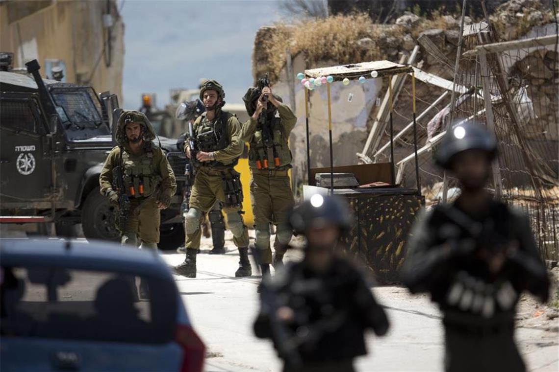 Netanjahu warnt Einwohner der Stadt Gaza: „verschwinden Sie" Israelische Soldaten patrouillieren im besetzten Westjordanland.