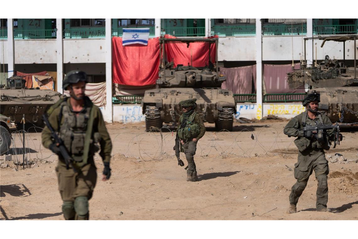 Israelische Soldaten sind während einer Bodenoperation im Gazastreifen im Einsatz.