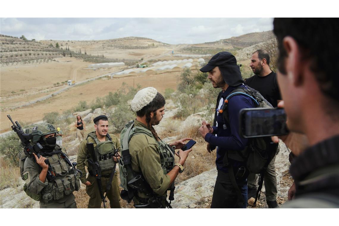 Israelische Soldaten sprechen an einer Straße im Westjordanland mit einem Mann. (Archivbild)