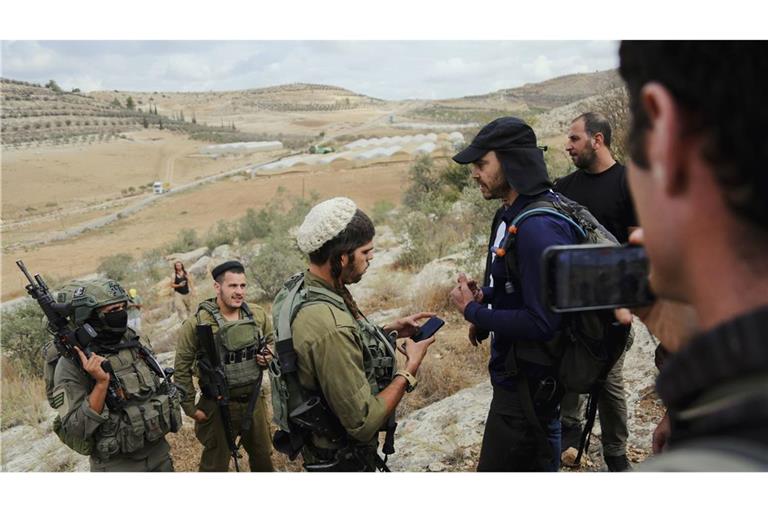 Israelische Soldaten sprechen an einer Straße im Westjordanland mit einem Mann. (Archivbild)