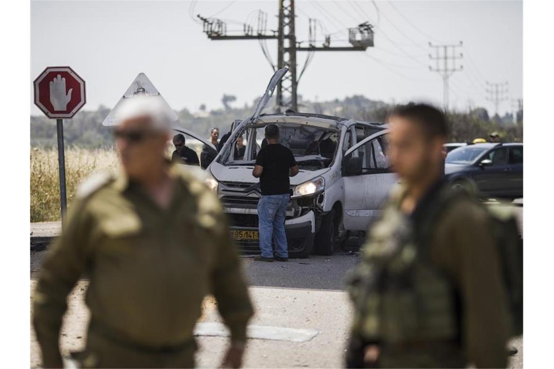 Israelische Soldaten vor einem zerstörten Auto am Grenzübergang Erez. Foto: Ilia Yefimovich