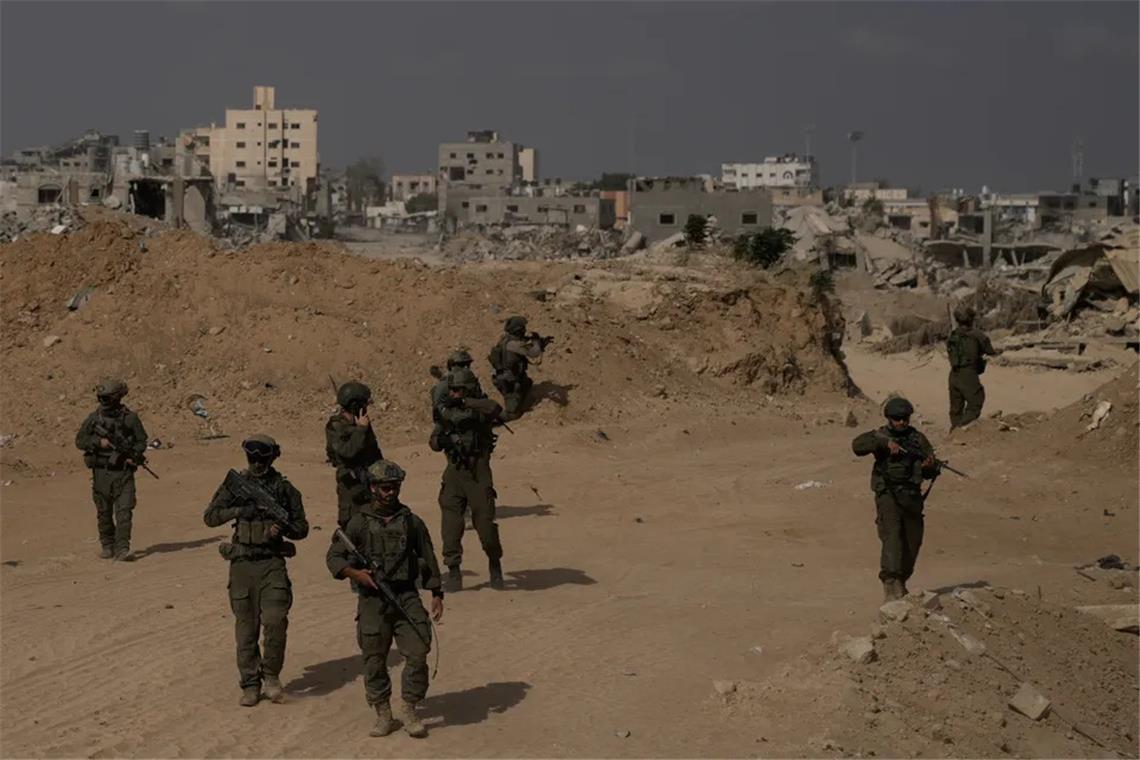 Netanjahu warnt Einwohner der Stadt Gaza: „verschwinden Sie" Israelische Soldaten während einer Bodenoperation im südlichen Gazastreifen (Archivbild).