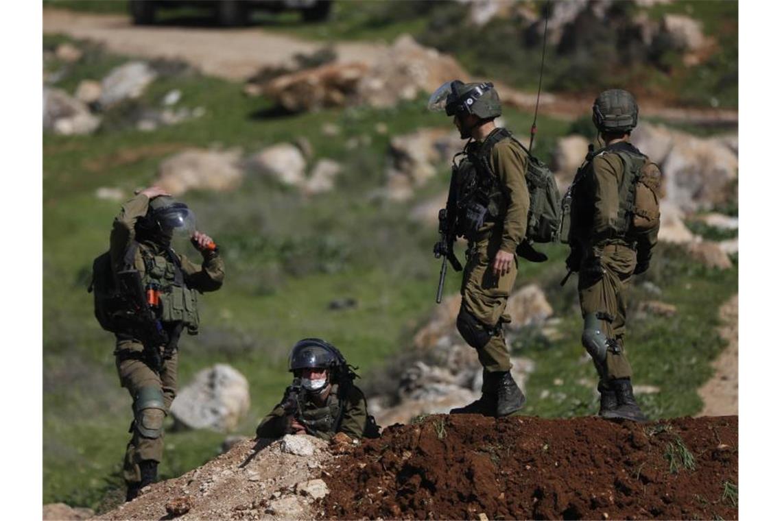 Israelische Streitkräfte gehen während einer Demonstration gegen den Ausbau von Siedlungen im israelisch besetzten Westjordanland in Stellung. Foto: Shadi Jarar'ah/APA Images via ZUMA Wire/dpa/Archiv