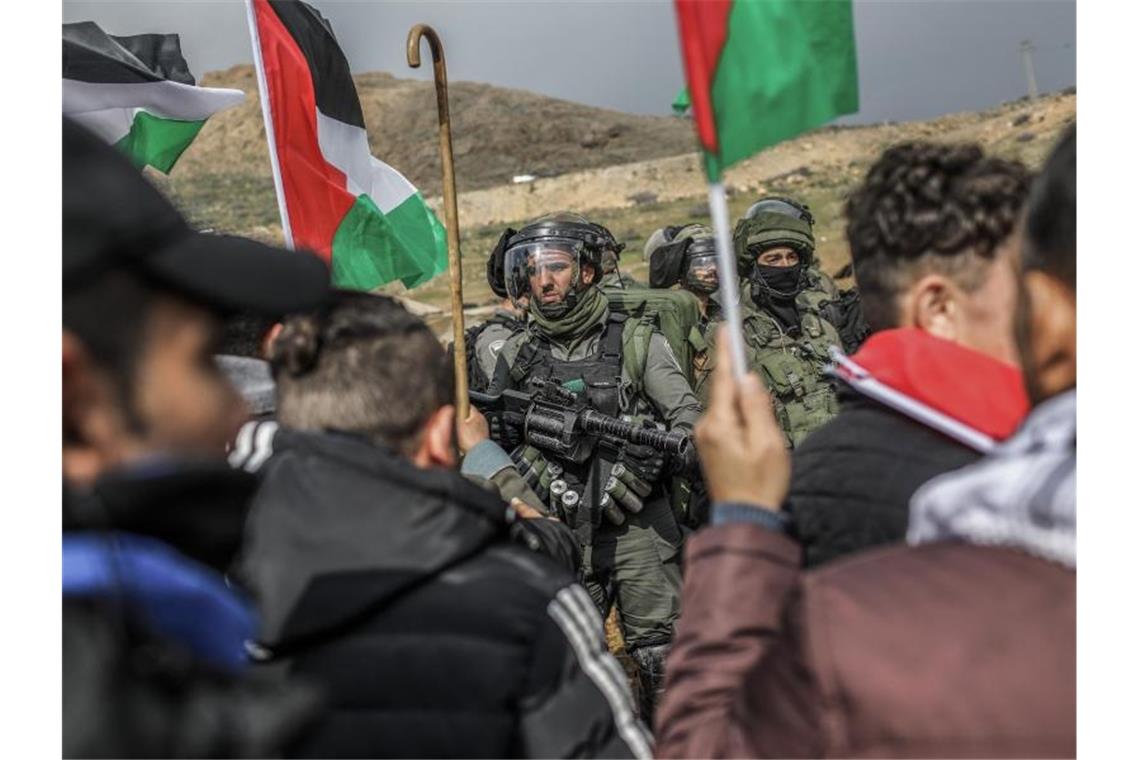 Israelischen Sicherheitskräfte stehen protestierenden Palästinensern gegenüber. Foto: Ilia Yefimovich/dpa