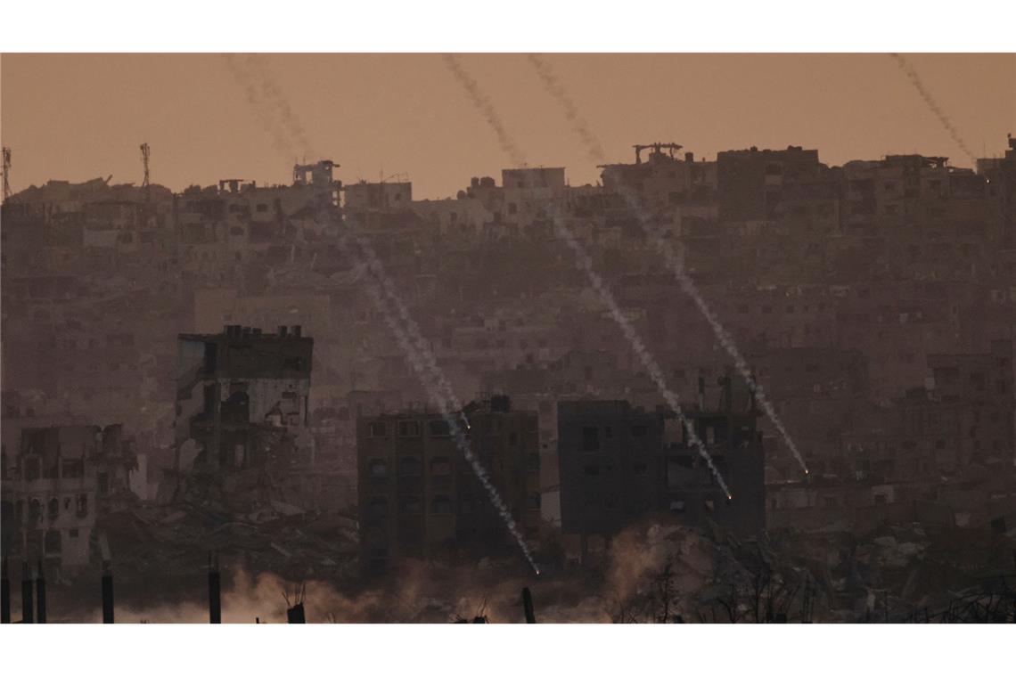 Bilder des Tages Israelischer Beschuss trifft ein Gebiet im nördlichen Gazastreifen.