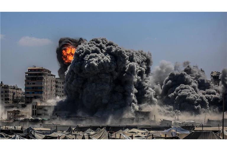 Israelisches Bombardement auf Gebäude in Gaza. Archäologen im Gazastreifen haben antike Ausgrabungen  vor einem israelischen Angriff gerettet (Archivfoto).