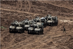 Israels Armee hat ihre Bodeneinsätze im Nachbarland Libanon ausgeweitet. (Archivbild)