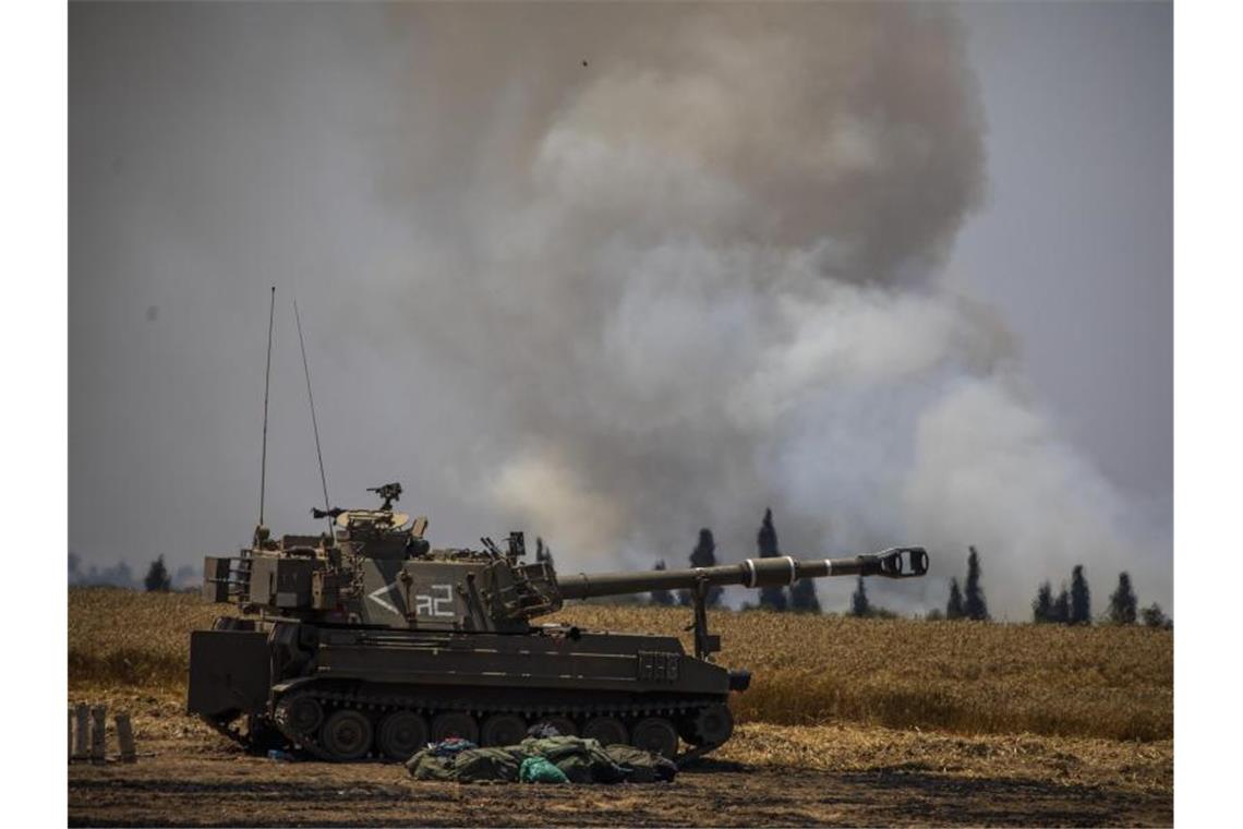 Israel greift Hamas-Tunnel an - Feuerpause nicht in Sicht Israels Armee im Einsatz im Grenzgebiet zum Gazastreifen. Foto: Ilia Yefimovich/dpa
