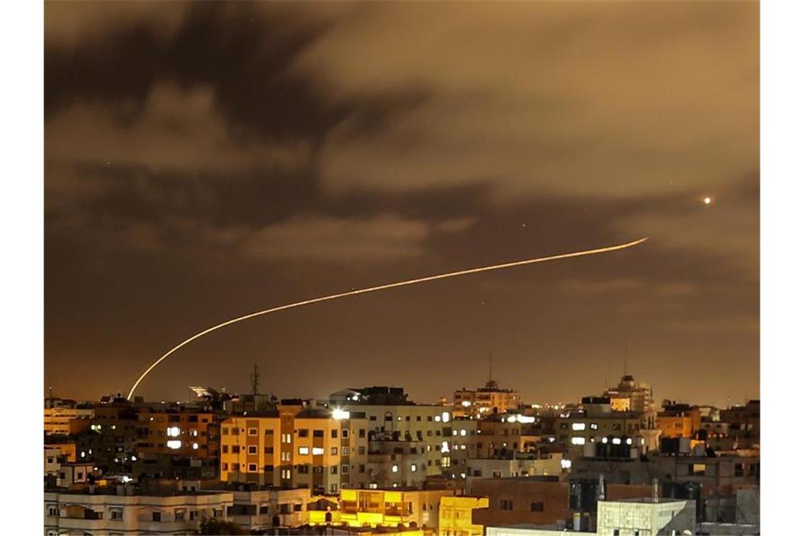 Maas betont Solidarität mit Israel - Warten auf Waffenruhe Israels Iron-Dome-Raketenabwehrsystem fängt Raketen ab, die aus dem Gazastreifen in Richtung Israel abgefeuert werden. Foto: Bashar Taleb/APA Images via ZUMA Wire/dpa
