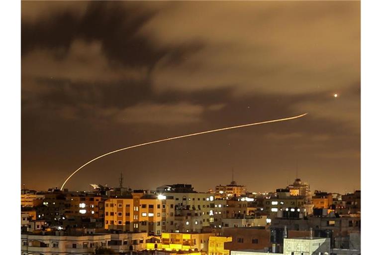 Israels Iron-Dome-Raketenabwehrsystem fängt Raketen ab, die aus dem Gazastreifen in Richtung Israel abgefeuert werden. Foto: Bashar Taleb/APA Images via ZUMA Wire/dpa