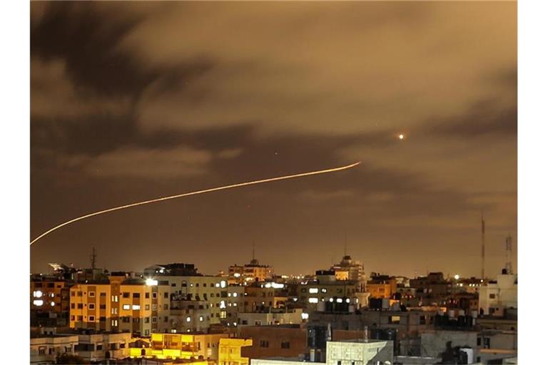 Israels Iron-Dome-Raketenabwehrsystem fängt Raketen ab, die aus dem Gazastreifen in Richtung Israel abgefeuert werden, gesehen vom Gazastreifen aus. Foto: Bashar Taleb/APA Images via ZUMA Wire/dpa