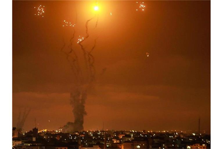 Israels Luftabwehrsystem fängt Raketen ab, die von der islamistischen Hamas aus dem Gazastreifen in Richtung Israel abgefeuert werden. Foto: Mohammed Talatene/dpa
