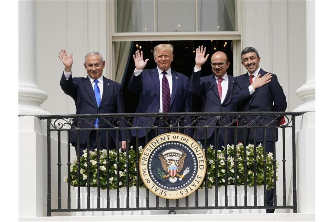 Israels Ministerpräsident Benjamin Netanjahu (l-r), US-Präsident Donald Trump, der bahrainische Außenminister Abdullatif al-Sajani und Abdullah bin Sajid, Außenminister der Vereinigten Arabischen Emirate, in Washnigton. Foto: Alex Brandon/AP/dpa