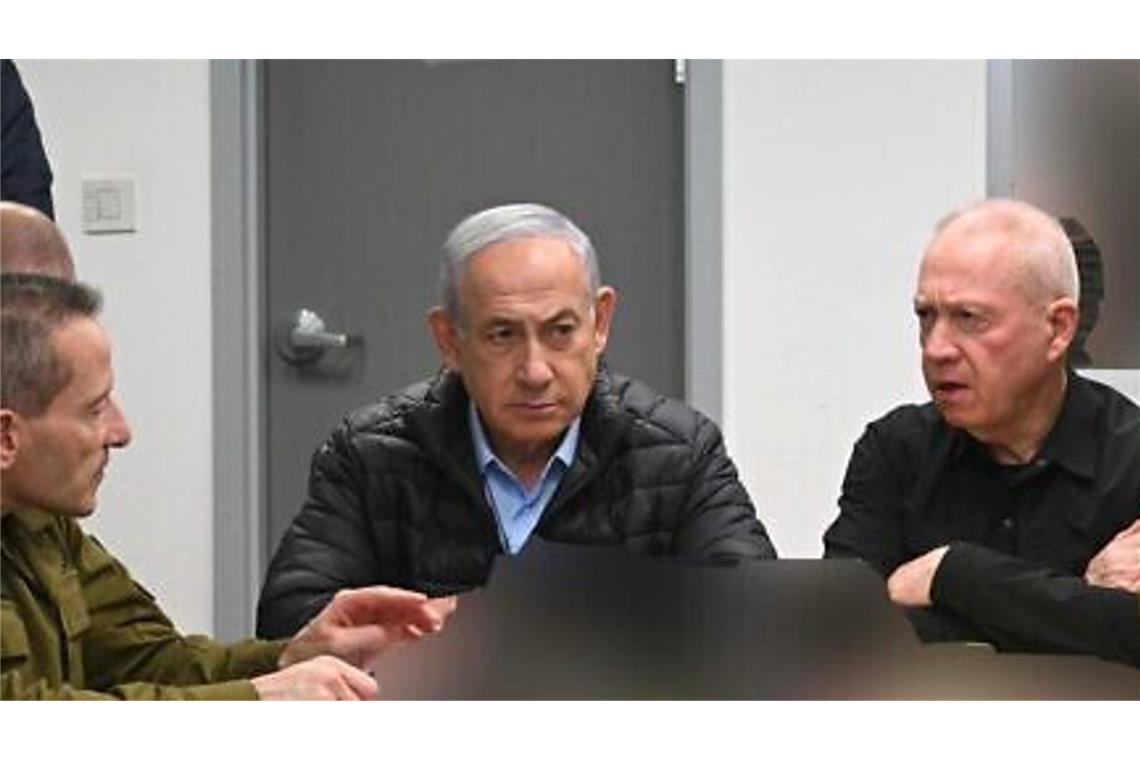 Joav Galant: Drei Streitpunkte Auslöser für meine Entlassung Israels Ministerpräsident Benjamin Netanjahu (M.) mit Ex-Verteidigungsminister Joav Gallant (r.). Gallant nennt die Gründe für seine Entlassung (Archivfoto).