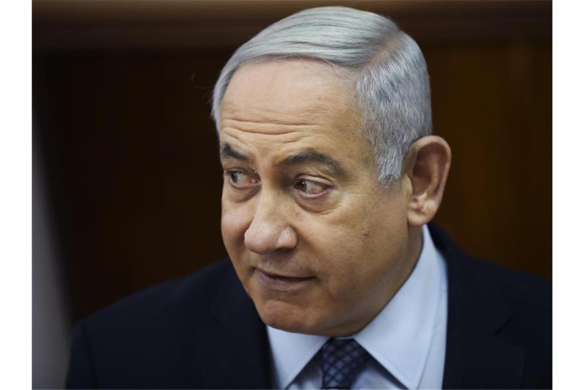 Korruptionsvorwürfe: Anklage gegen Israels Premier Netanjahu Israels Ministerpräsident Benjamin Netanjahu soll wegen der Vorwürfe gegen ihn nun auch vor Gericht. Foto: Oded Balilty/AP/dpa