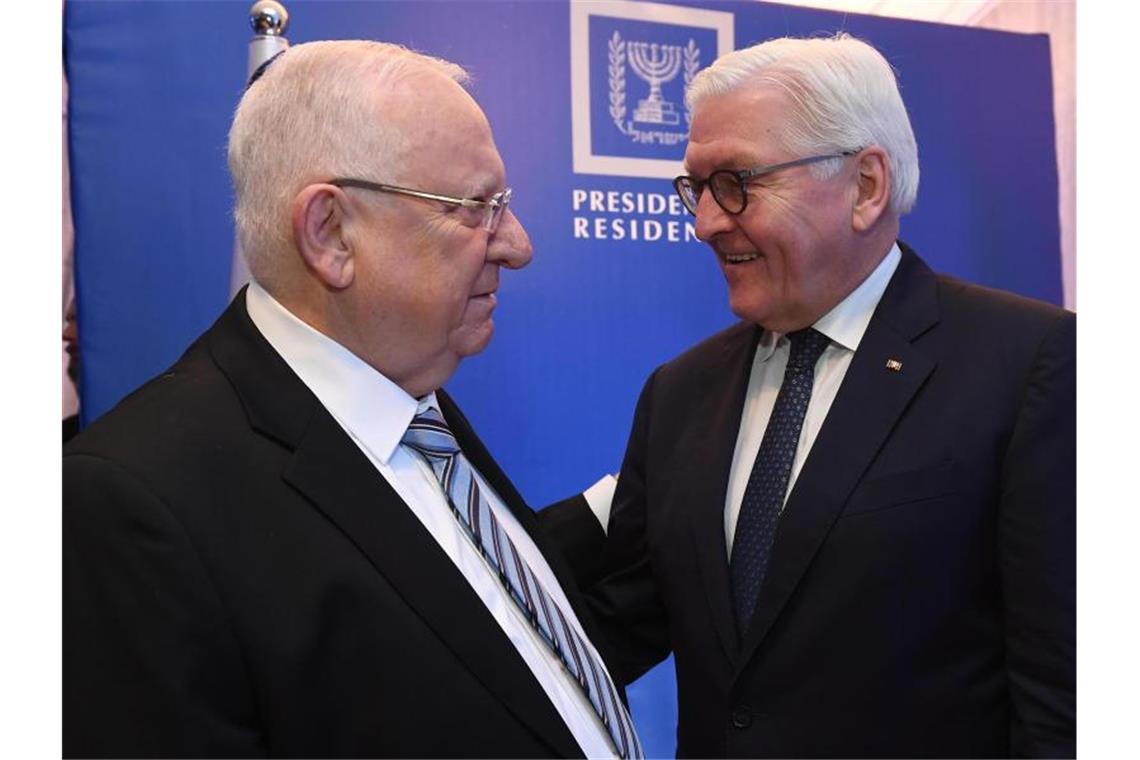 Israels Präsident Reuven Rivlin begrüßt Bundespräsident Steinmeier bei einem offiziellen Abendessen. Foto: Mark Neyman/Government Press Office/dpa