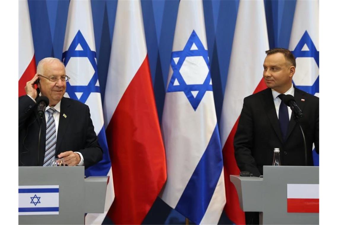 Israels Präsident Reuven Rivlin (l) ist nach Oswiecim gereist und nimmt mit seinem polnischen Amtskollegen Andrzej Duda an einer Pressekonferenz teil. Foto: Andrzej Grygiel/PAP/dpa