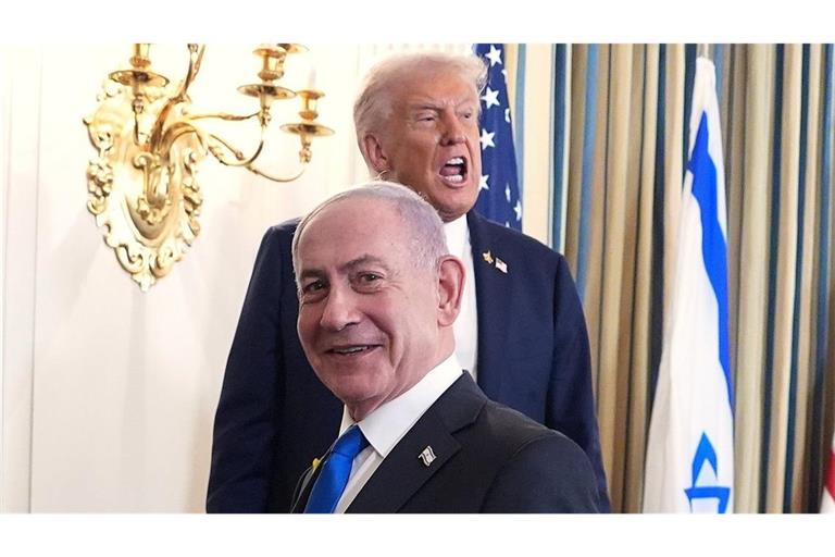 Israels Premier Benjamin Netanjahu (vorn) am Montag beim  Besuch im Weißen Haus bei Präsident Donald Trump