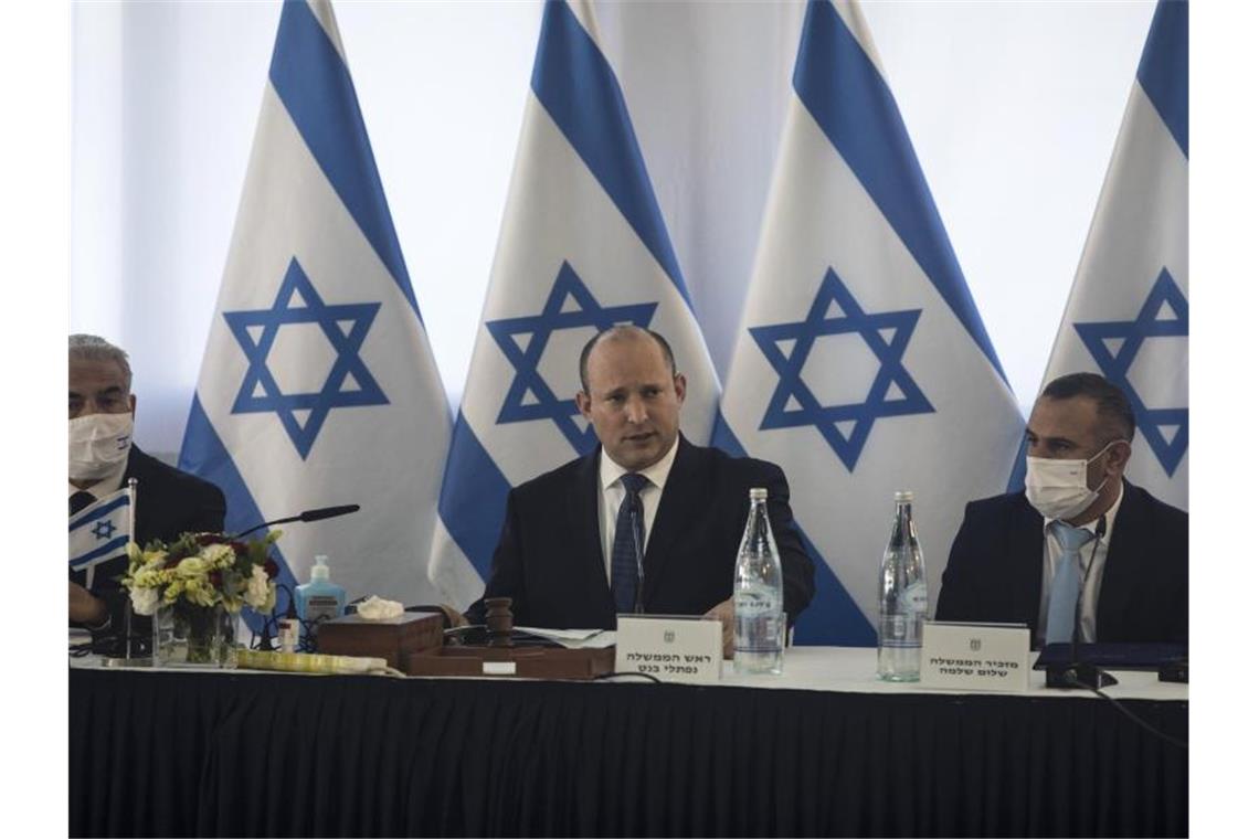 Israel will annektierte Golanhöhen stärker besiedeln Israels Premierminister Naftali Bennett (M) kündigt eine verstärkte Besiedlung der Golanhöhen an. Foto: Nir Elias/Pool Reuters/AP/dpa