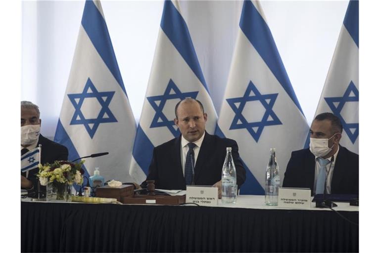 Israels Premierminister Naftali Bennett (M) kündigt eine verstärkte Besiedlung der Golanhöhen an. Foto: Nir Elias/Pool Reuters/AP/dpa