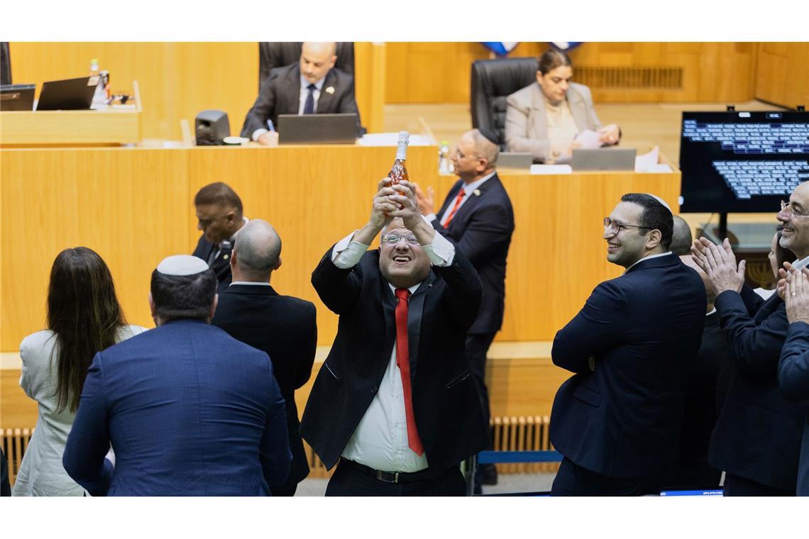 Israels rechtsextremer Polizeiminister feiert mit anderen Abgeordneten die Billigung eines Gesetzes über die Einführung der Todesstrafe für Terroristen.