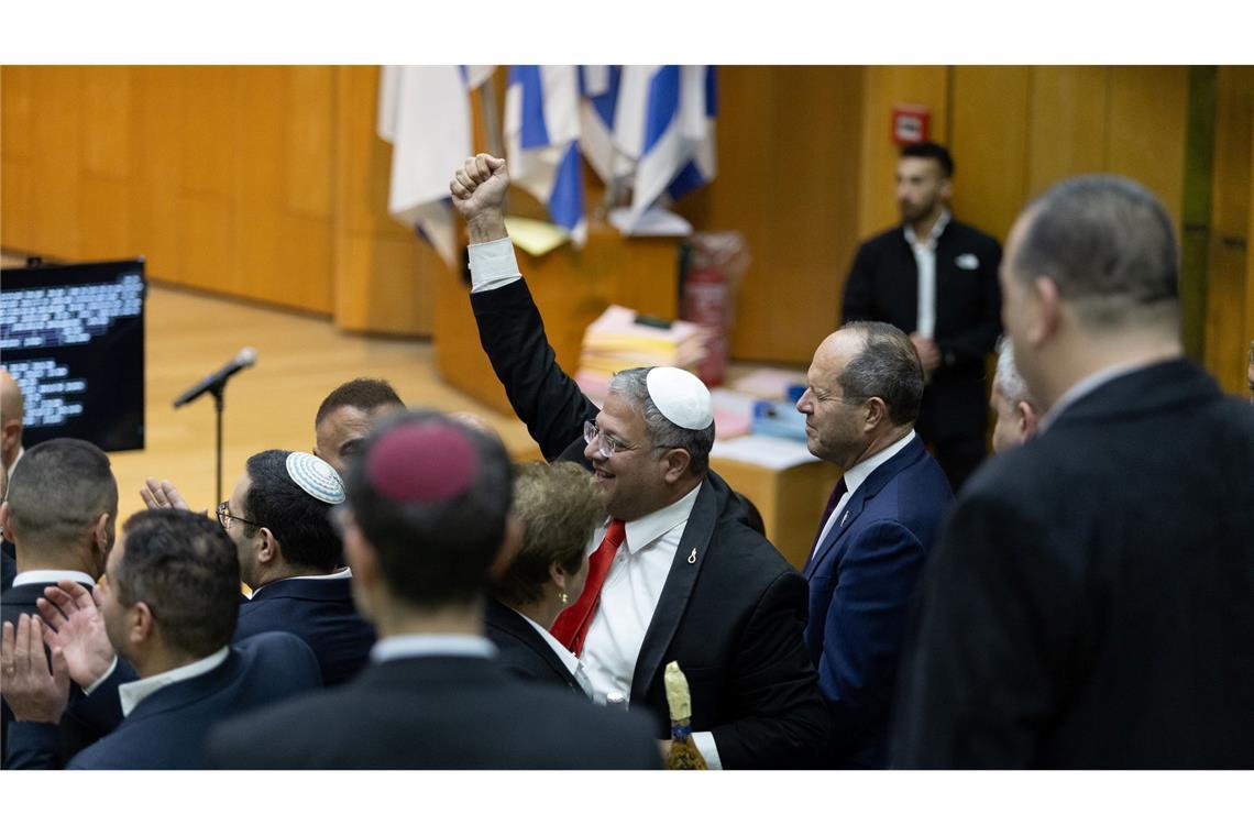 Israels rechtsextremer Polizeiminister Itamar Ben-Gvir feiert im Parlament die Verabschiedung des umstrittenen Gesetzes zur Einführung der Todesstrafe für Terroristen. (Archivbild)